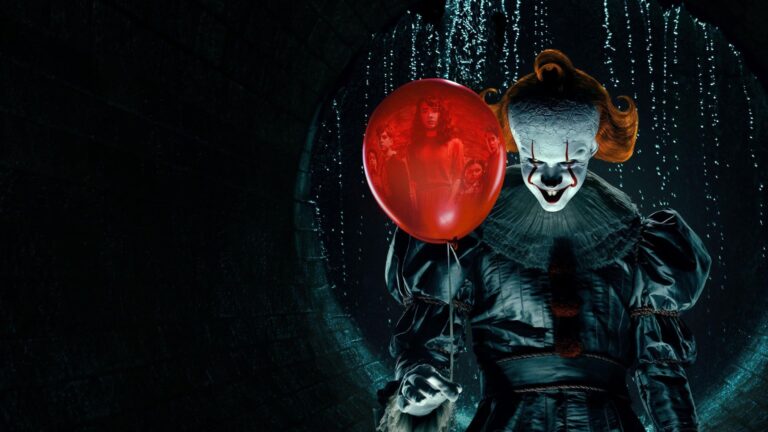 Pennywise em um túnel escuro de esgoto, segurando um balão vermelho diante de uma passagem iluminada por reflexos azulados.