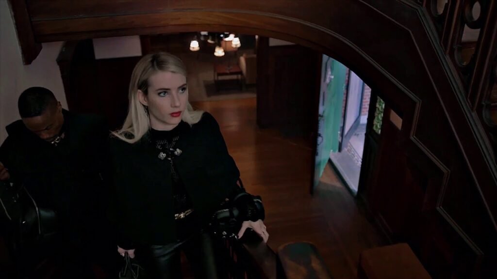 Personagem junto a uma escadaria em Return to Murder House, de American Horror Story.