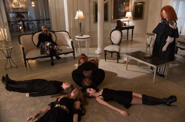 Personagens em uma sala durante uma cena de The Seven Wonders, de American Horror Story.