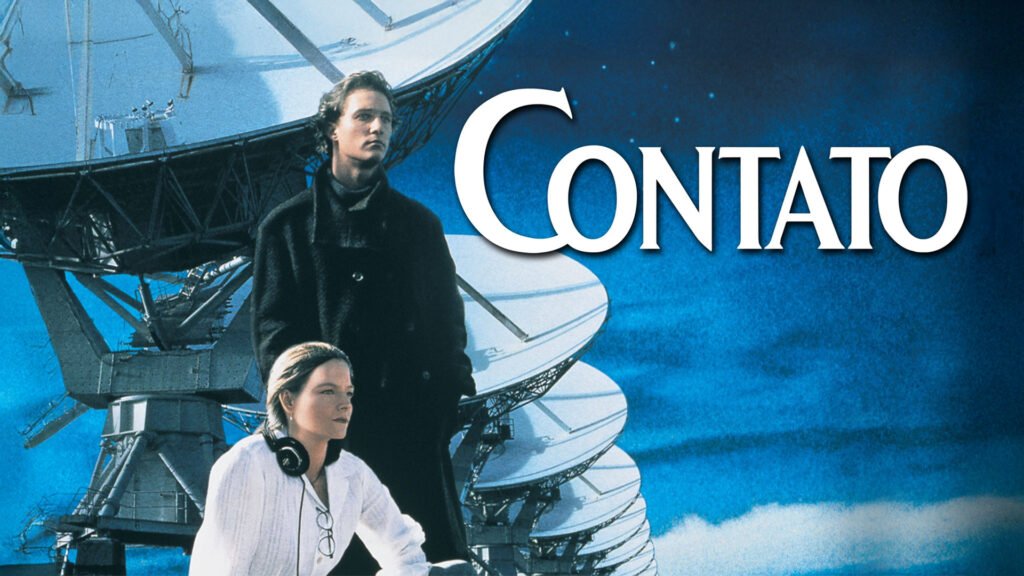 Imagem promocional de Contato (1997), com duas personagens diante de grandes radiotelescópios e o título do filme sobre fundo azul.
