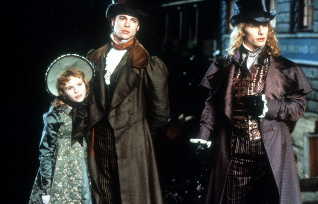 Kirsten Dunst como Claudia, Brad Pitt como Louis e Tom Cruise como Lestat em cena de Entrevista com o Vampiro.