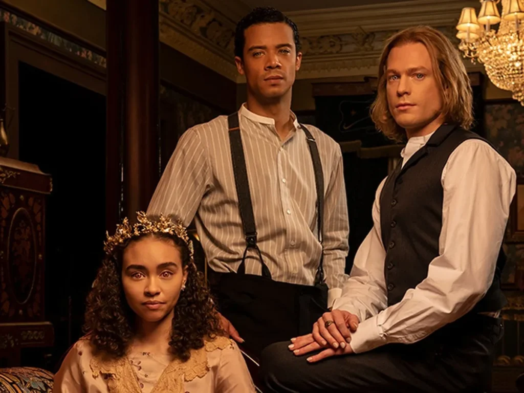 Delainey Hayles como Claudia, Jacob Anderson como Louis e Sam Reid como Lestat na série Entrevista com o Vampiro.
