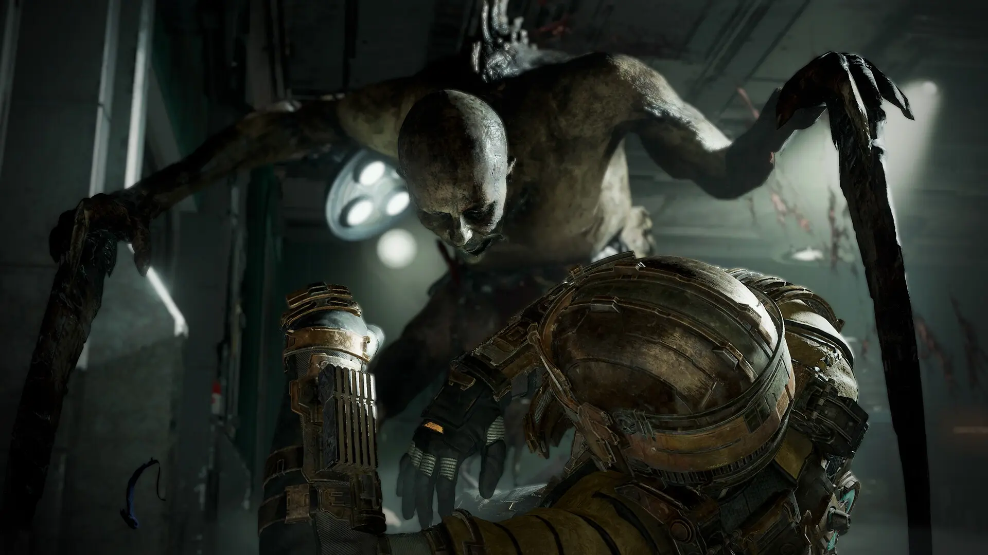 Necromorfo com membros alongados em um corredor escuro de Dead Space.