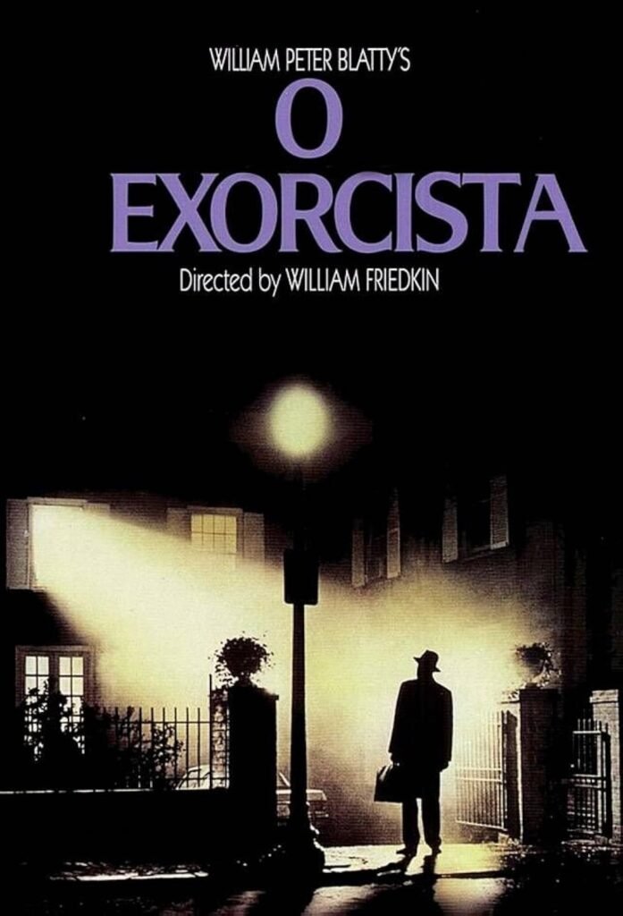 Cartaz de O Exorcista com uma figura diante de uma casa iluminada.