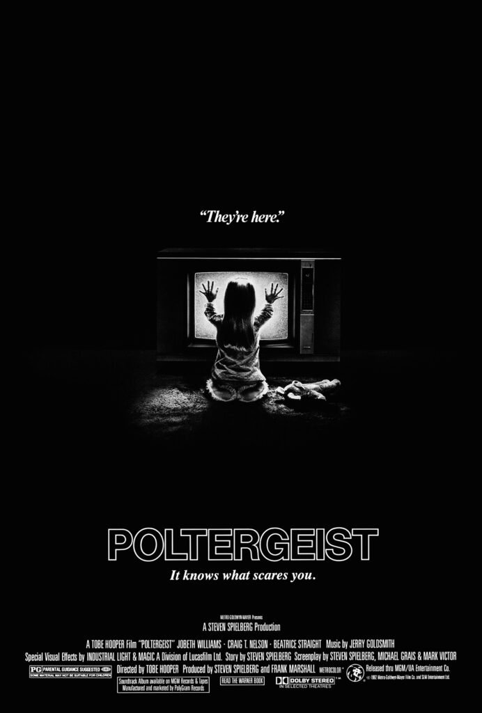 Cartaz de Poltergeist com uma menina diante de um televisor.