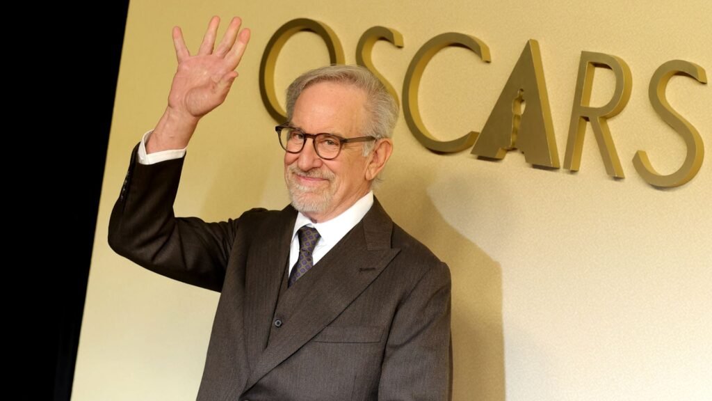 Steven Spielberg acena diante do painel do Oscar durante um evento da Academia