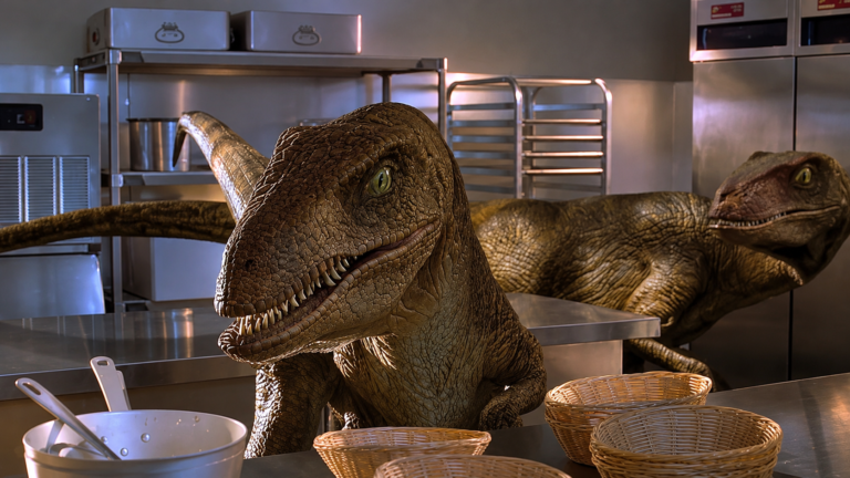Dois velociraptores dentro da cozinha do parque em uma das cenas mais tensas de Jurassic Park.